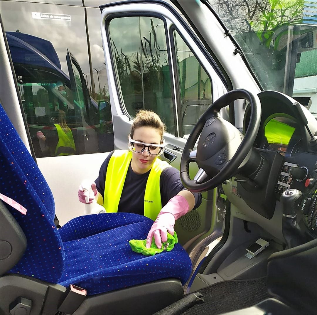 Los autobuses se desinfectan con frecuencia y de manera minuciosa