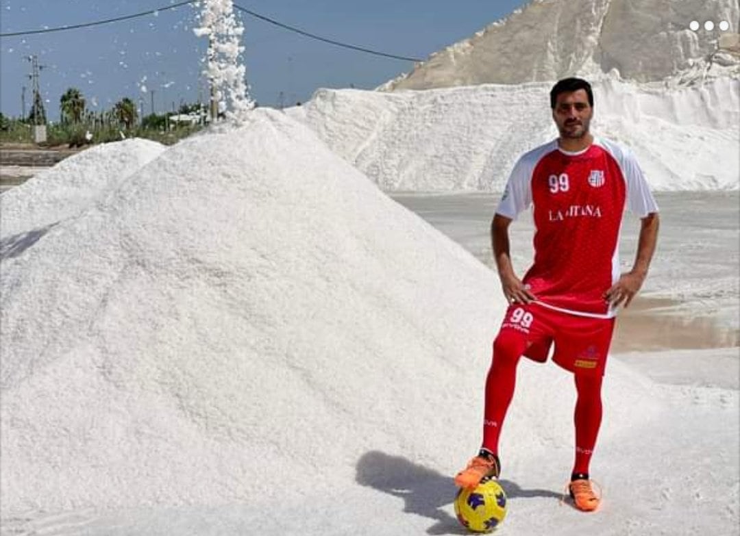 Dani Güiza posando con la camiseta de la UD Algaida