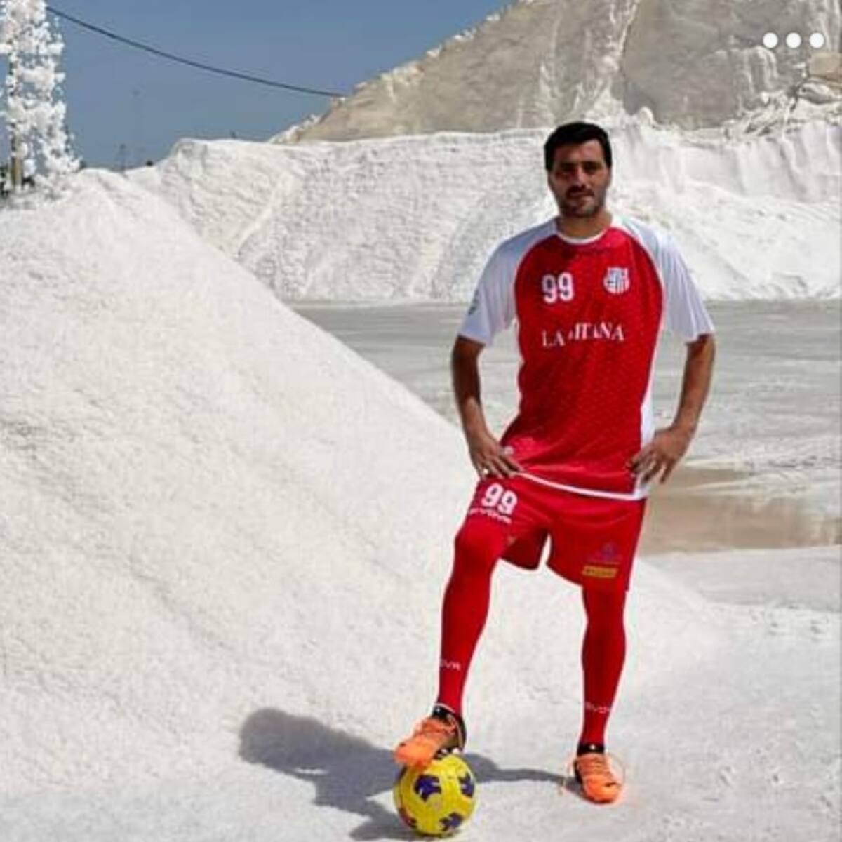 Dani Gúiza firma por la UD Algaida