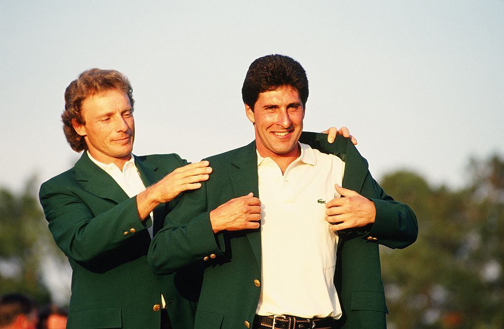 José María Olazábal recibe la chaqueta verde del Masters de Augusta en 1994.