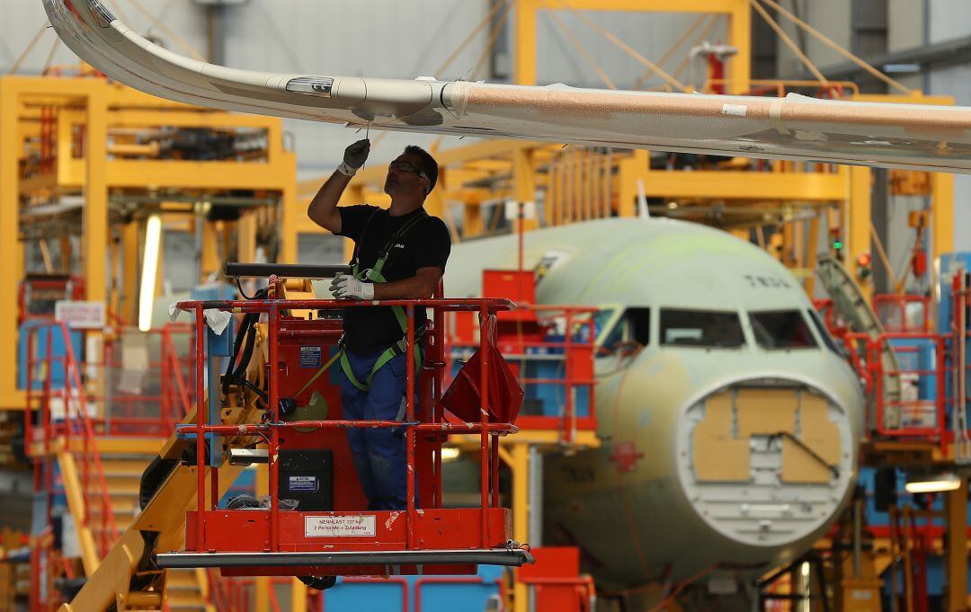 Proceso de ensamblaje de un modelo de avión de Airbus