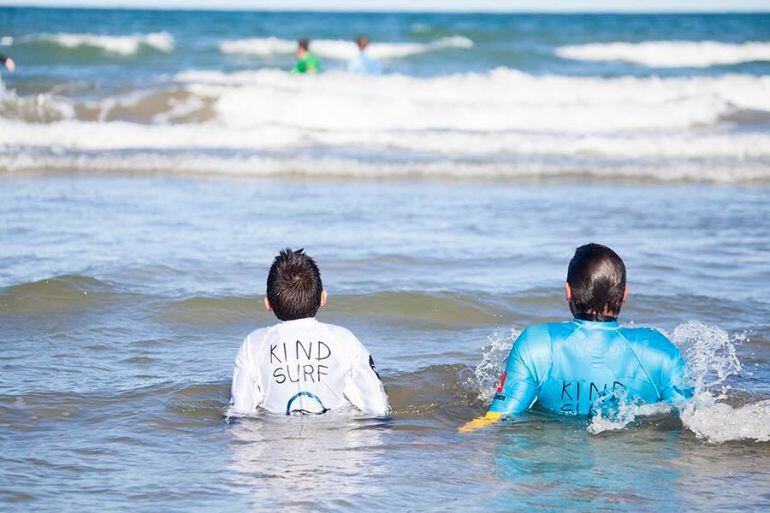 Kind Surf busca acercar el surf a los niños con discapacidad