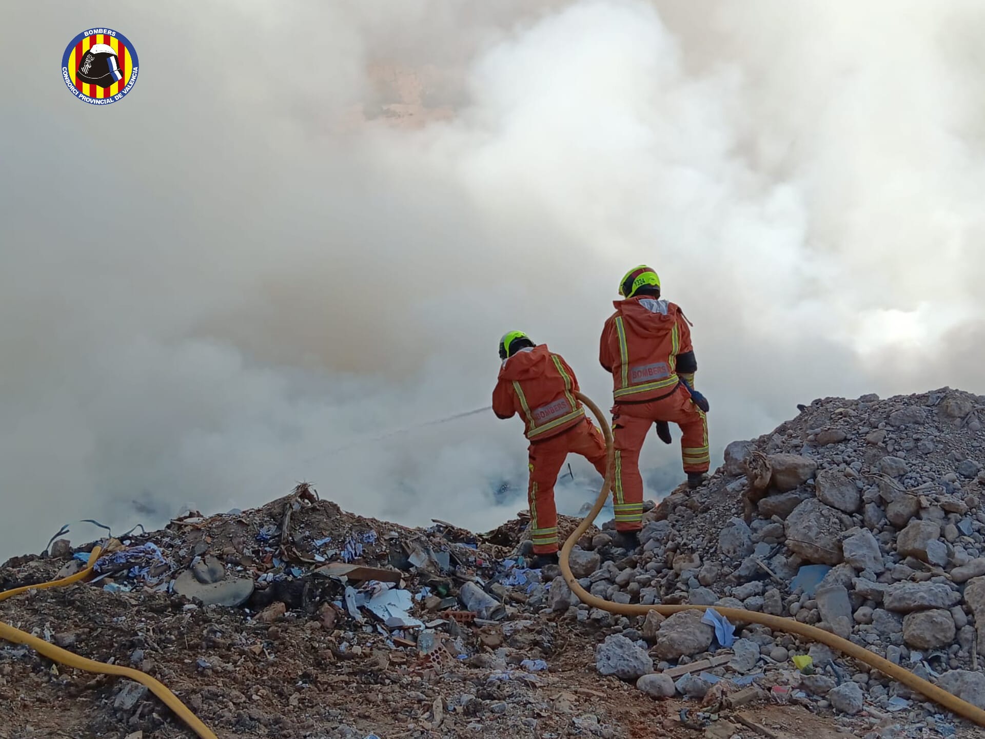 Un incendio calcina un vertedero en Alberic donde se acumulaban residuos de la DANA de Valencia.