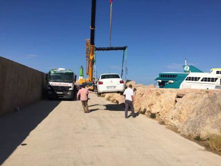 Los trabajos de extracción de los vehículos que permanecían en el interior del ferry se realizaron con una grúa gigante