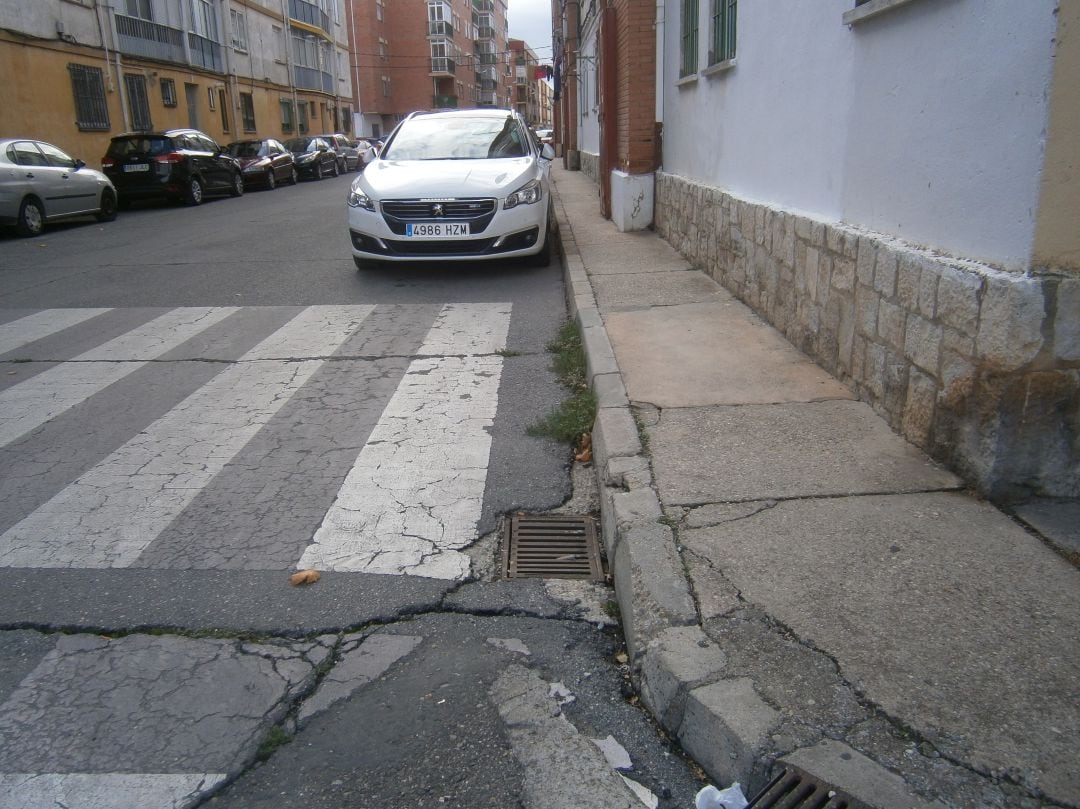 Las aceras estrechas y falta de rebajes en los pasos de cebra son muy numerosos en este barrio