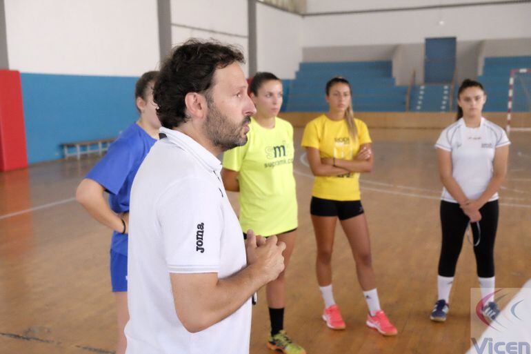 Antonio Mateo ya ejerce de entrenador del Elda Prestigio