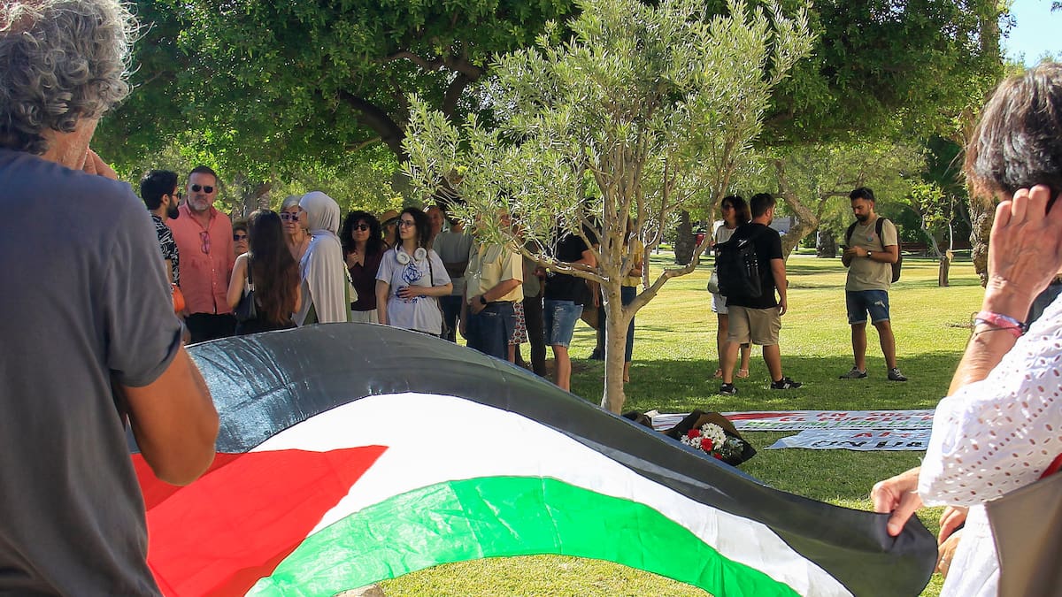 Víctor Domínguez, miembro de la Asamblea Universitaria por Palestina de Alicante (AUPA), en Hoy por Hoy Alicante, tras plantar el olivo palestino