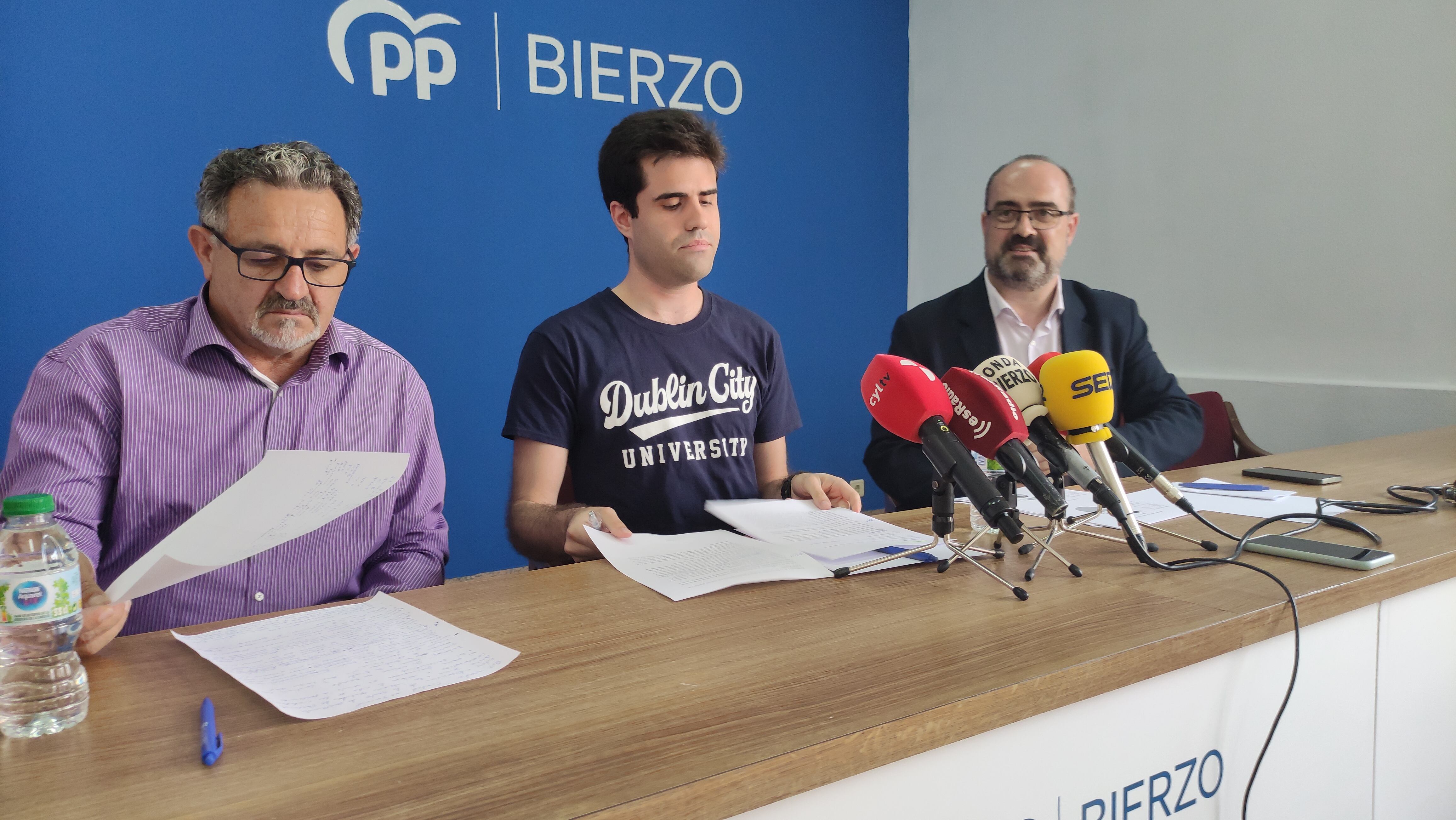 El concejal y presidente local del PP, Carlos Fernández junto al secretario Daniel Blanco y el alcalde de Ponferrada, Marco Morala