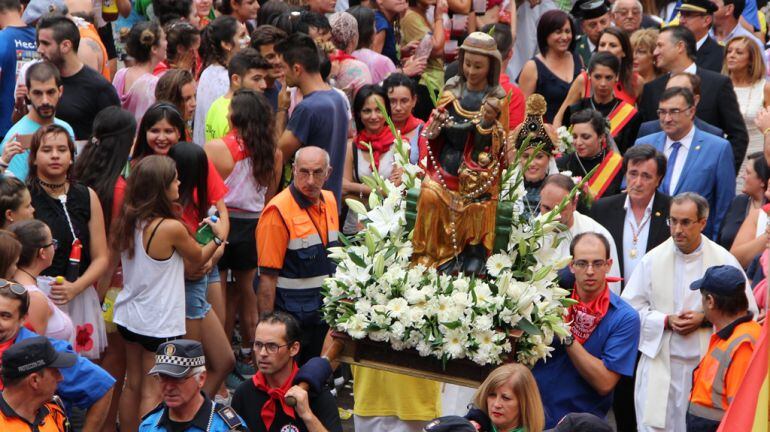 El sacerdote de Cuéllar, Emilio Calvo acompaña la imagen de Nuestra Señora del Rosario en las fiestas de 2017