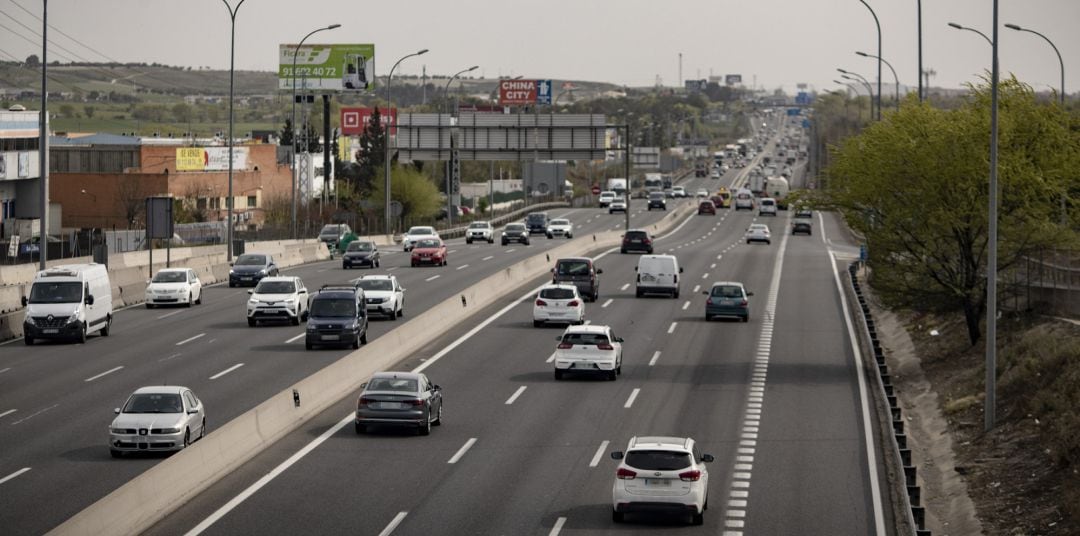 Archivo - Tráfico de coches en una autovía.