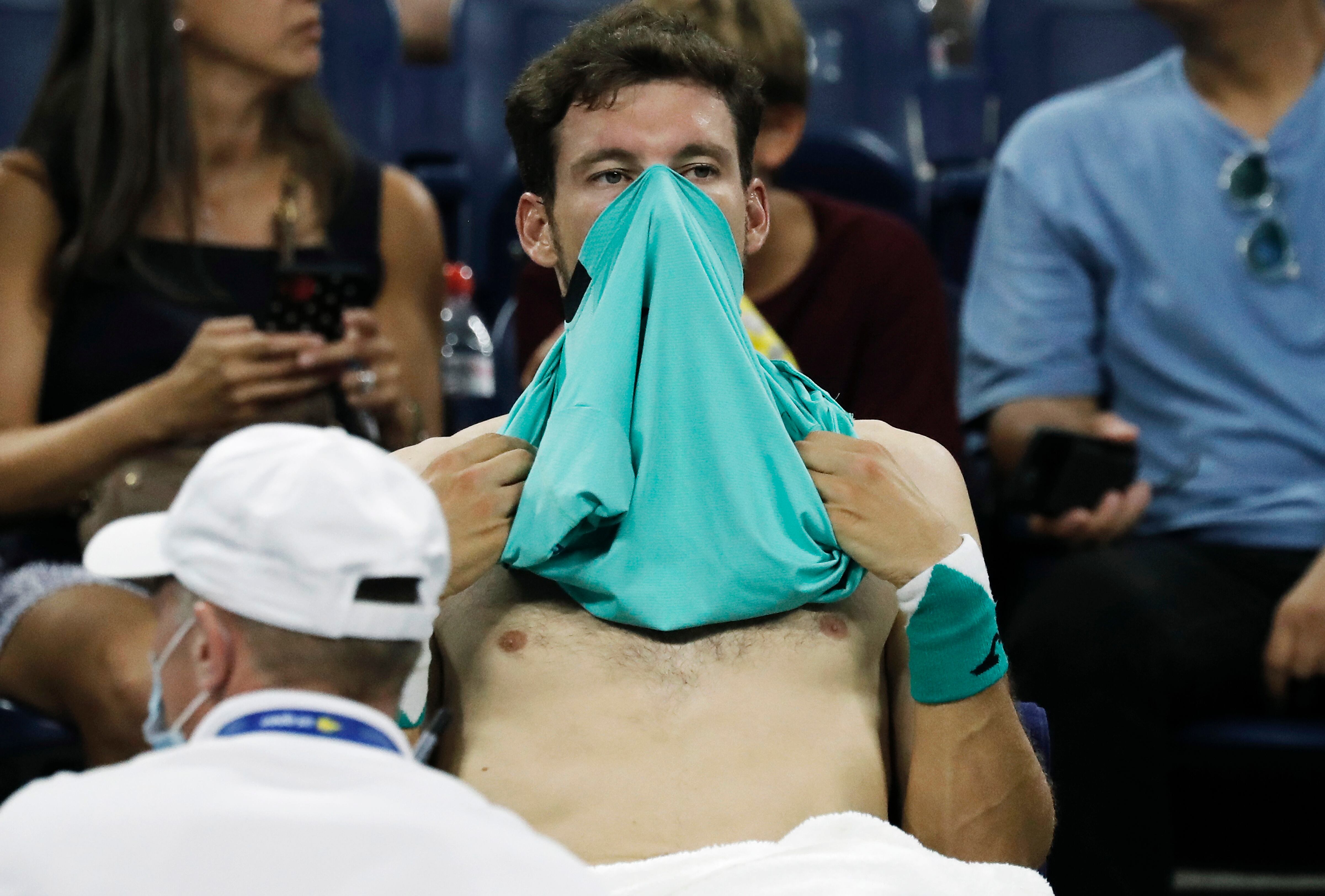 Pablo Carreño recibiendo atención médica durante el tercer set del duelo contra Khachanov.