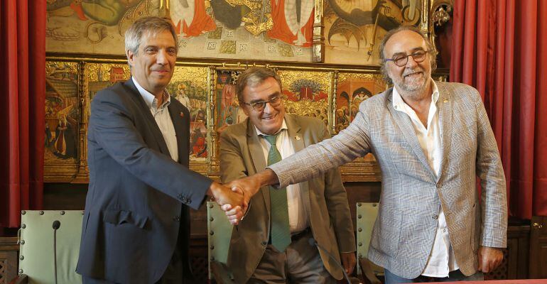 L'alcalde, Àngel Ros, juntament amb el tinent d'alcalde de Drets de les Persones Xavier Rodamilans i el gerent de Sant Joan de Déu Terres de Lleida han signat el conveni de col·laboració