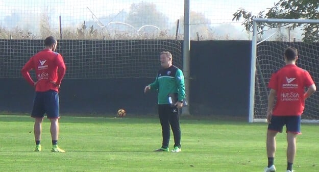 El Huesca que empezó con Tevenet en el banquillo y terminó con Anquela en la temporada 15/16 vivió un comienzo similar con tan solo tres puntos en cinco jornadas