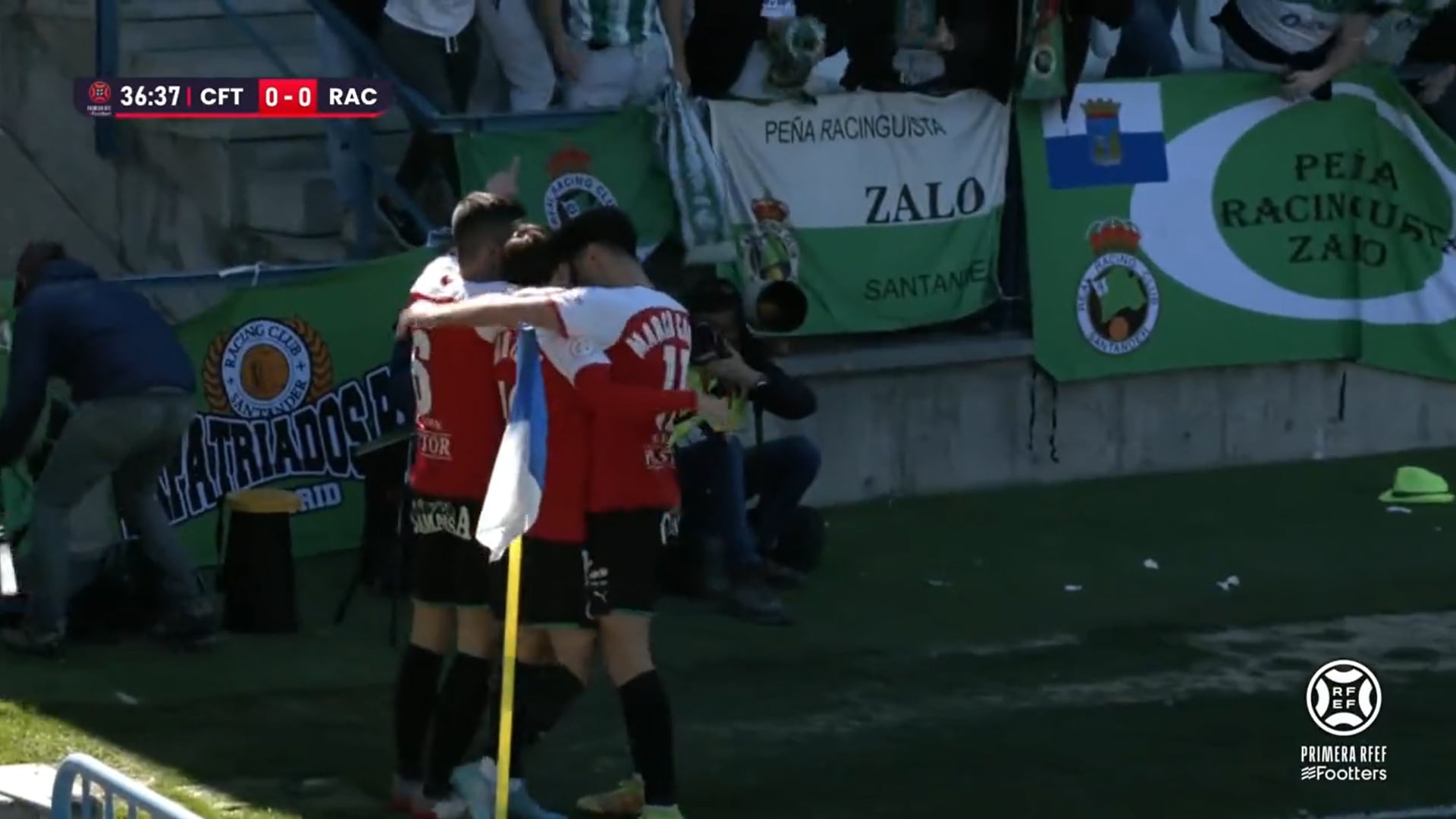 Pablo Torre celebra el gol con sus compañeros