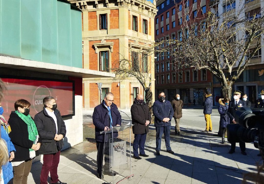 El alcalde de Pamplona, Enrique Maya, inaugura la Plaza de la Constitución