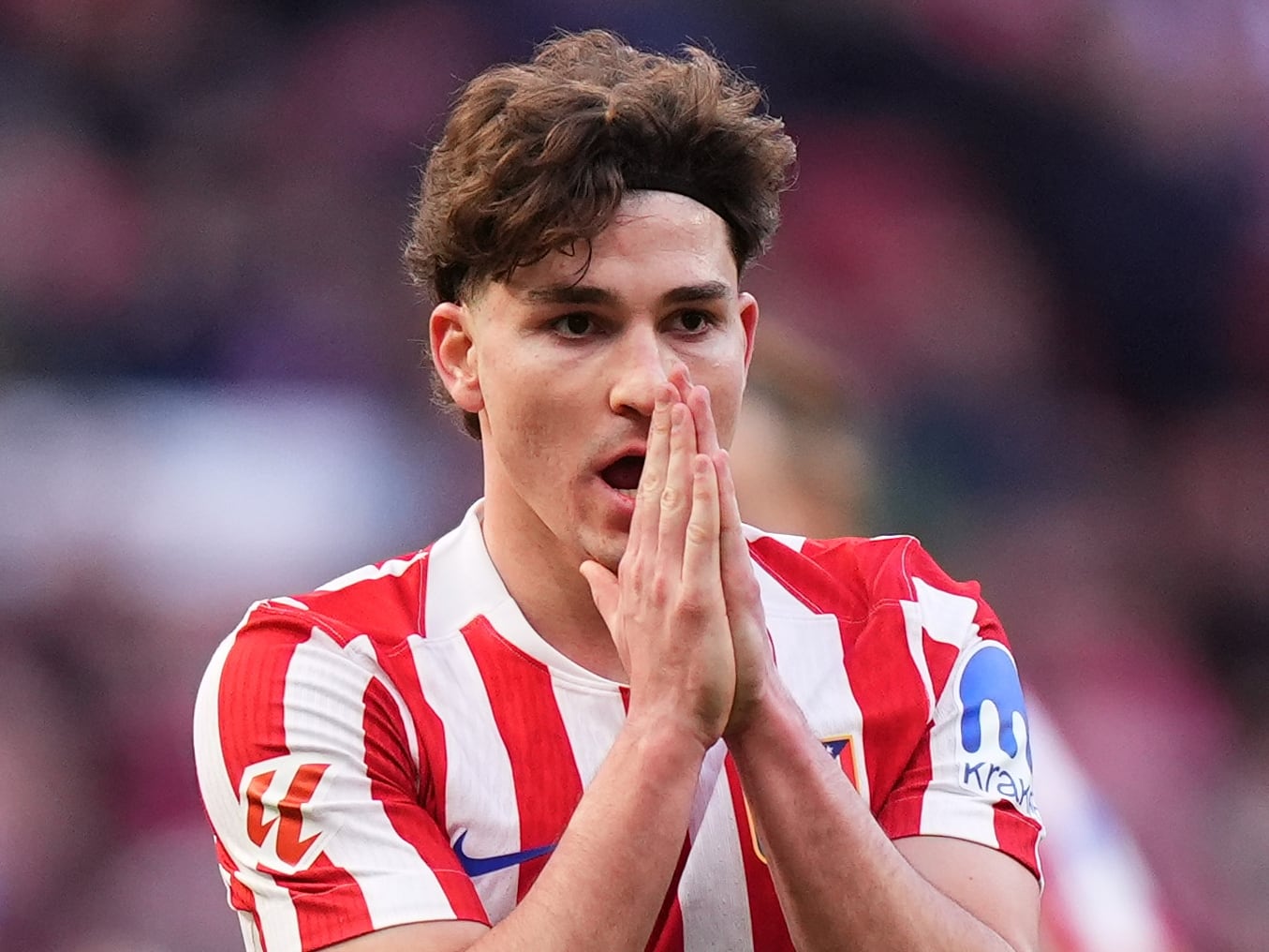 Julián Álvarez lamenta una ocasión fallada en el duelo contra el Deportivo Alavés