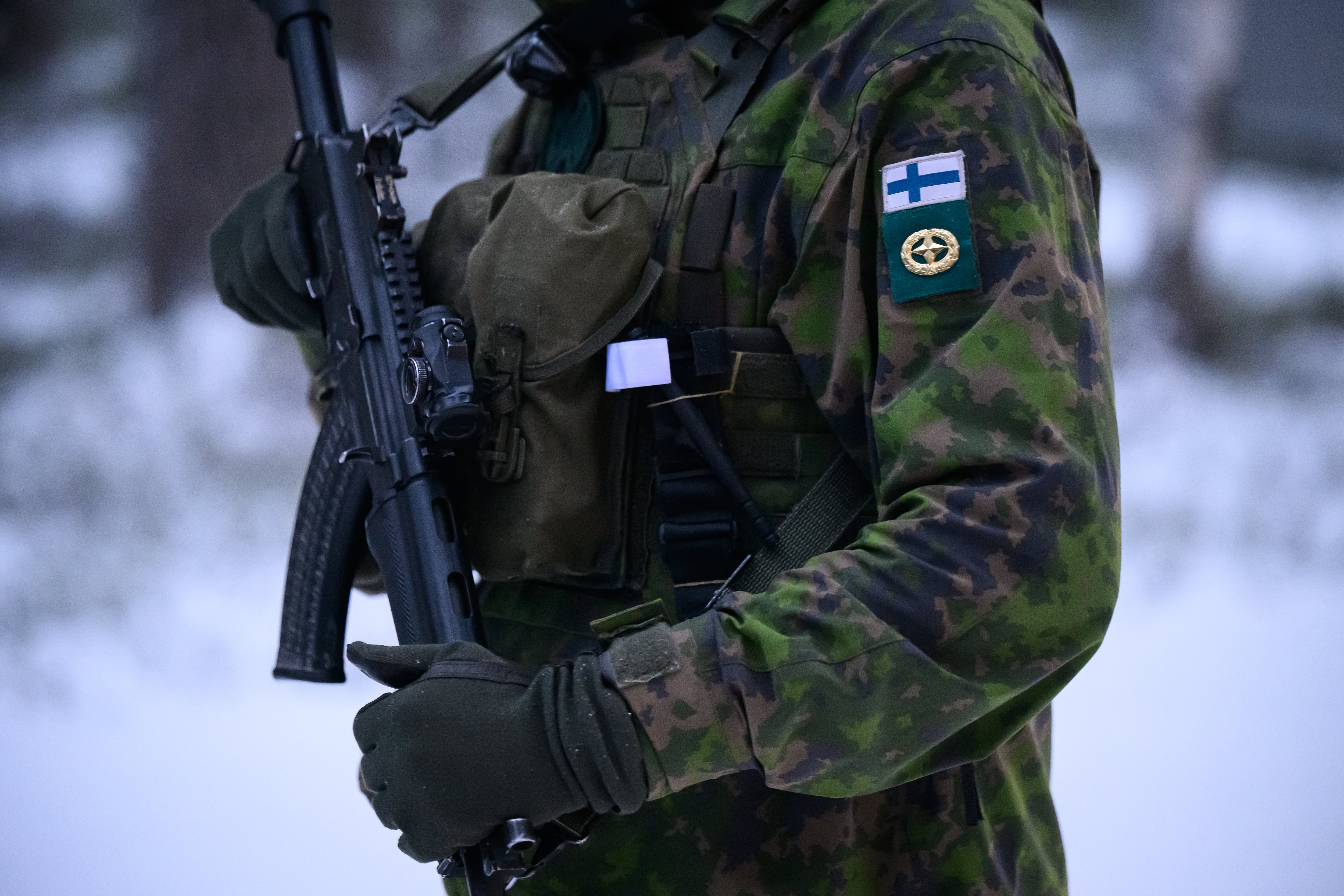 Un soldado finlandés desplegado en Heinujarvi, junto a la frontera con Rusia