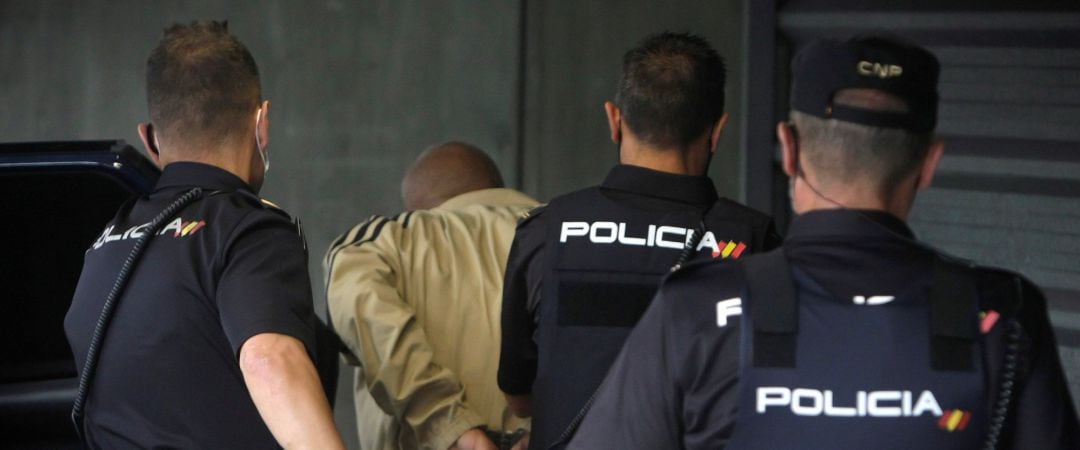 El presunto asesino de Mónica Marcos es conducido por varios agentes de la Policía Nacional al interior de los juzgados de A Coruña, donde unos minutos antes de las diez de la mañana de este domingo ha sido puesto a disposición judicial