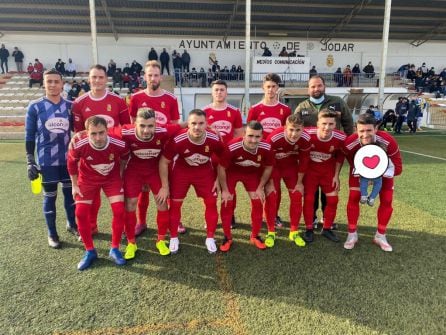 Once inicial de Jódar C.F. acompañados de Tufos con su bebe