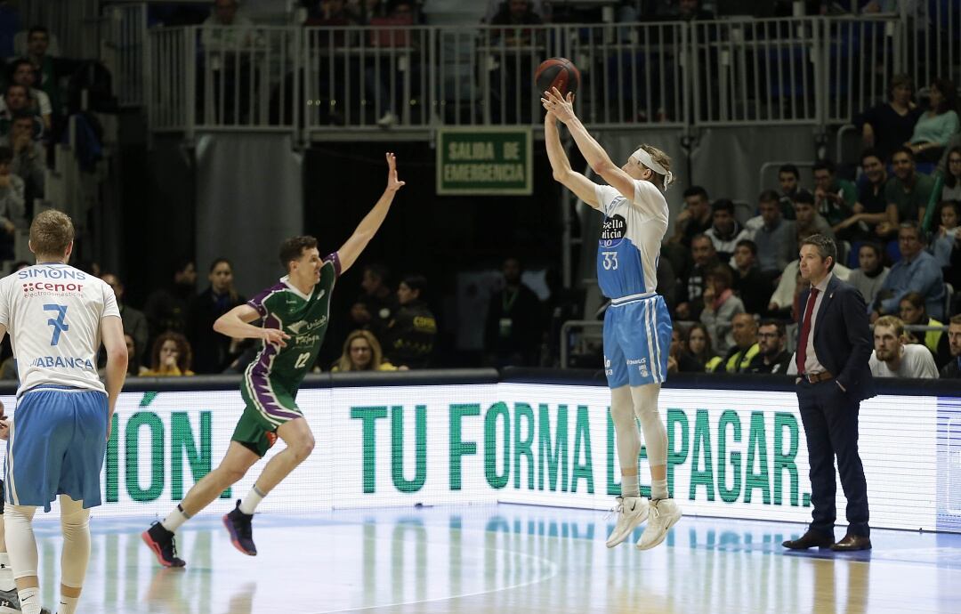 Kyle Singler, lanzando un triple, fue el máximo anotador del Obra con 18 puntos