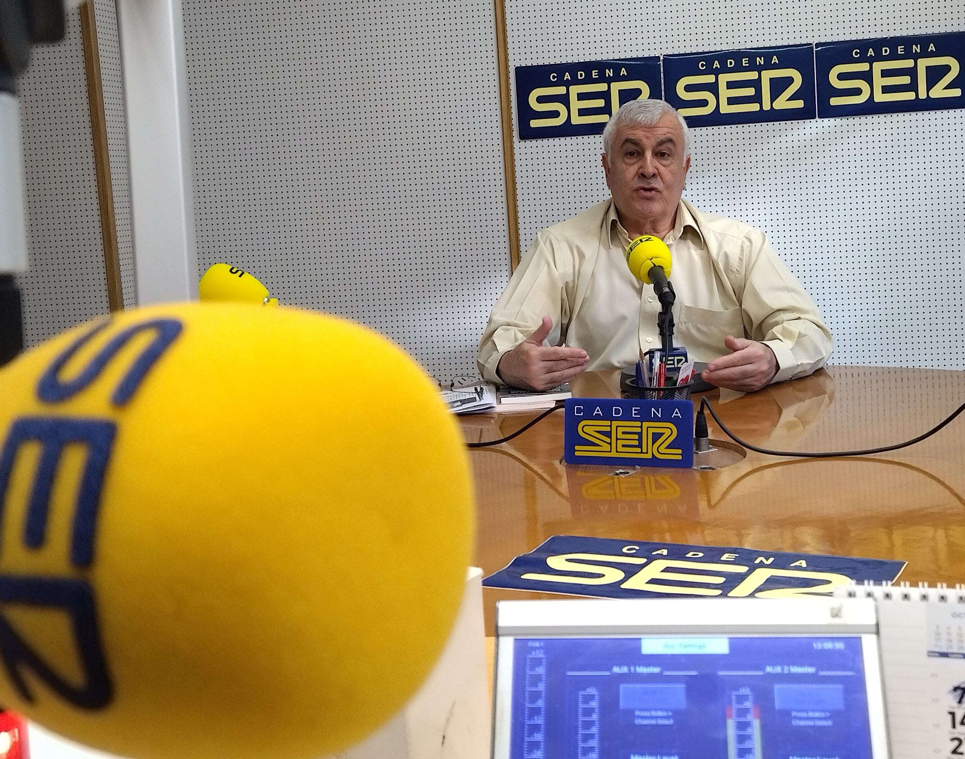 El escritor Antonio María Flórez en los estudios de la SER