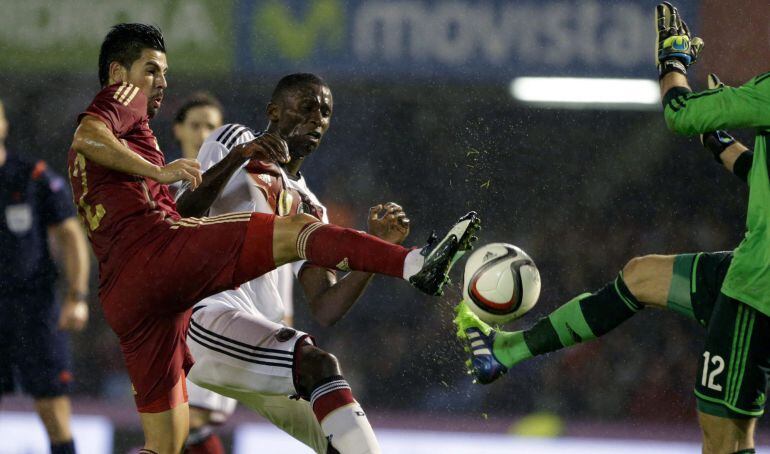 El delantero de la selección española de fútbol, Manuel Agudo &quot;Nolito&quot; (i), lucha el balón con el defensa Antonio Rüdiger (c) y el portero Ron-Robert Zieler (d), de la selección alemana, durante el partido amistoso que se disputa esta noche en el estadio 