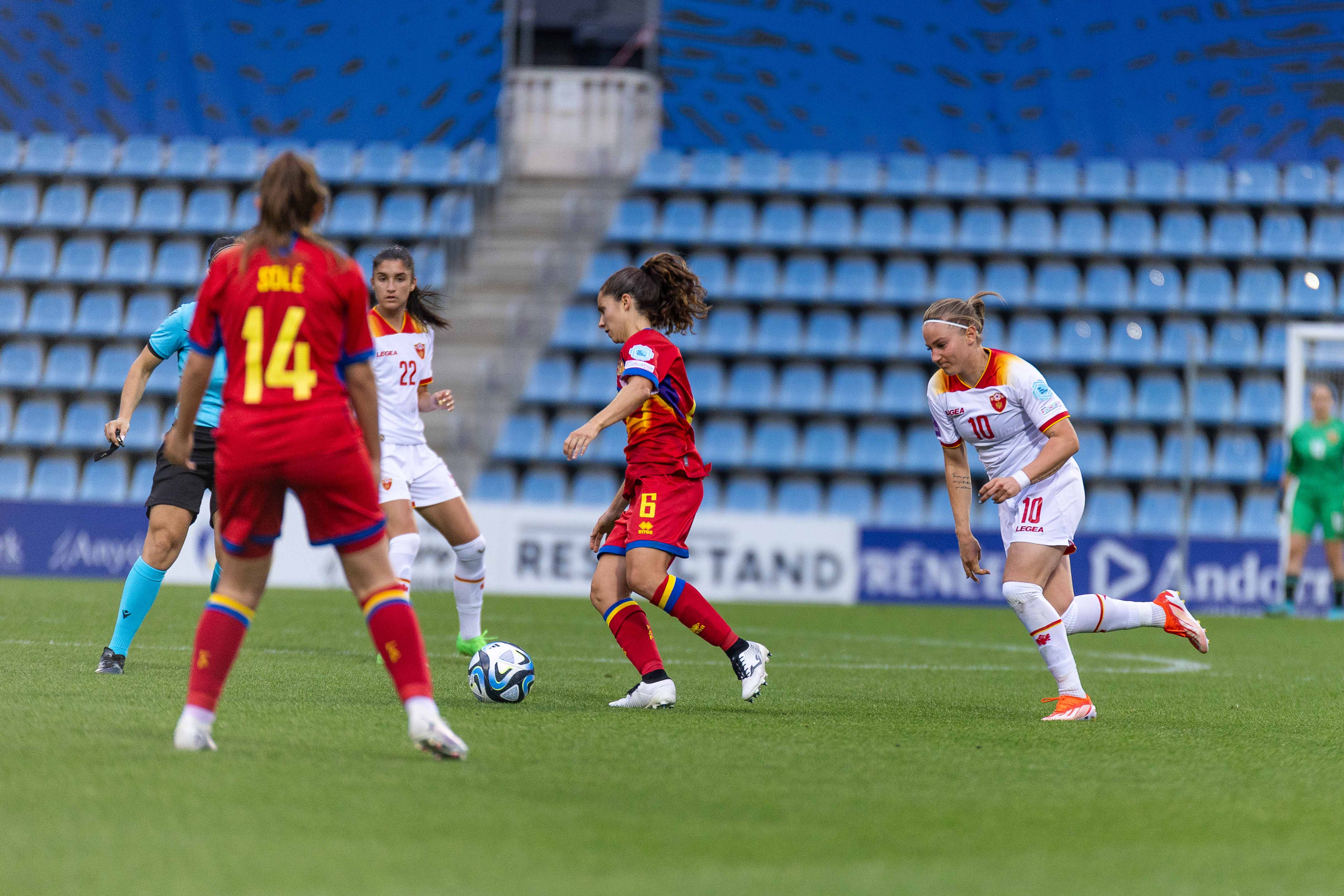 Les jugadores de la selecció andorrana absoluta davant Montenegro en un dels partits del preeuropeu disputat a l&#039;Estadi Nacional. El combinat nacional tornar aquest dimecres a la competició amb un amistós contra Gibraltar.