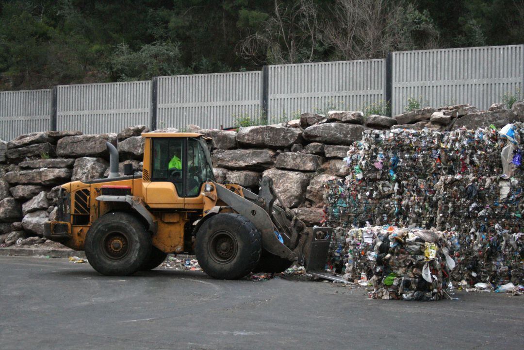 Movimiento de basura en el vertedero de Onda