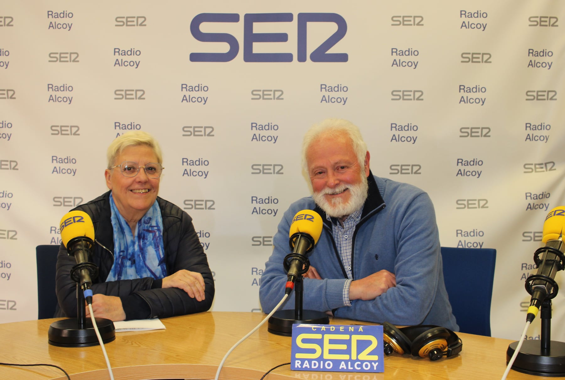 María Teresa Alberola y Alfredo García, en el estudio central de Radio Alcoy