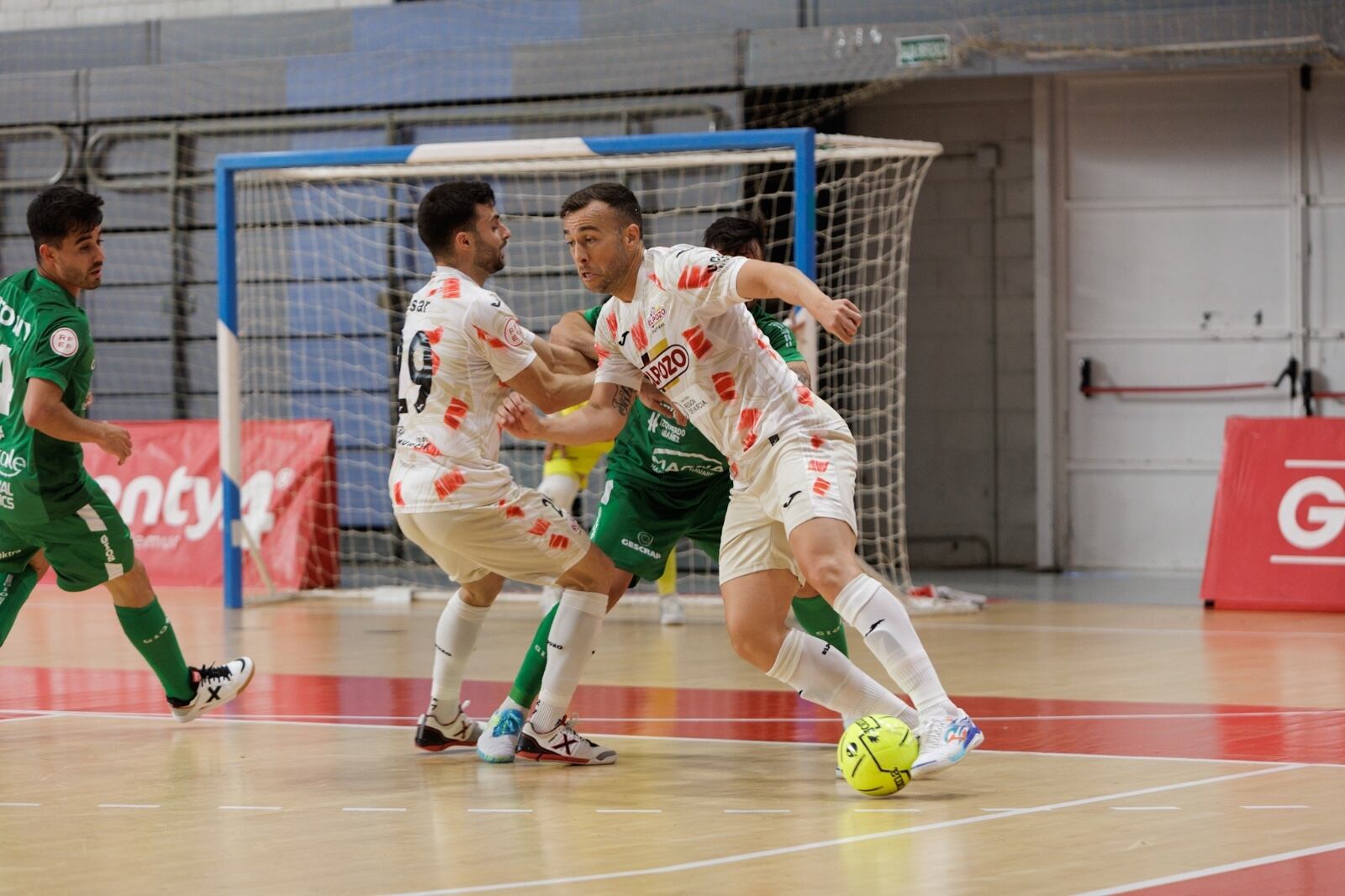 Rafa Santos controla el balón