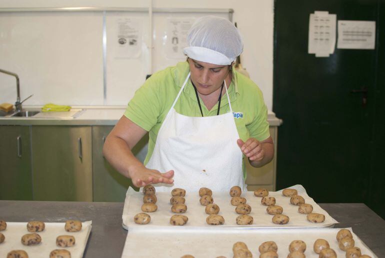 Una de las trabajadoras preparando las &#039;cookies&#039;. 