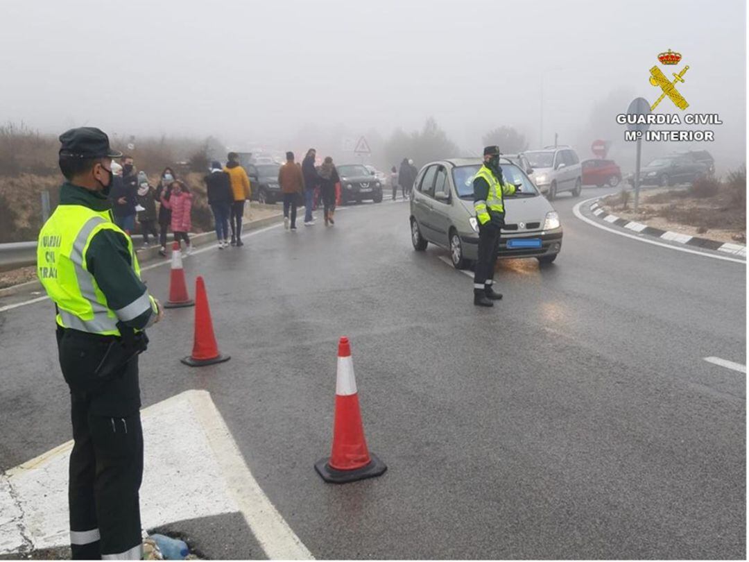 Los agentes han cortado al tráfico los accesos al Puerto de La Carrasqueta