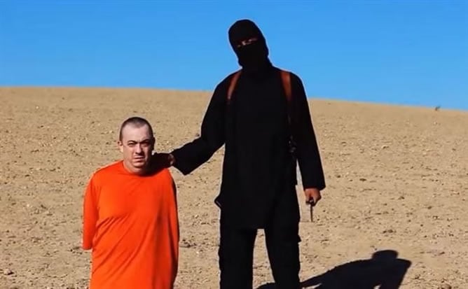 Captura del vídeo difundido por el Estado Islámico con la decapitación del británico Alan Henning