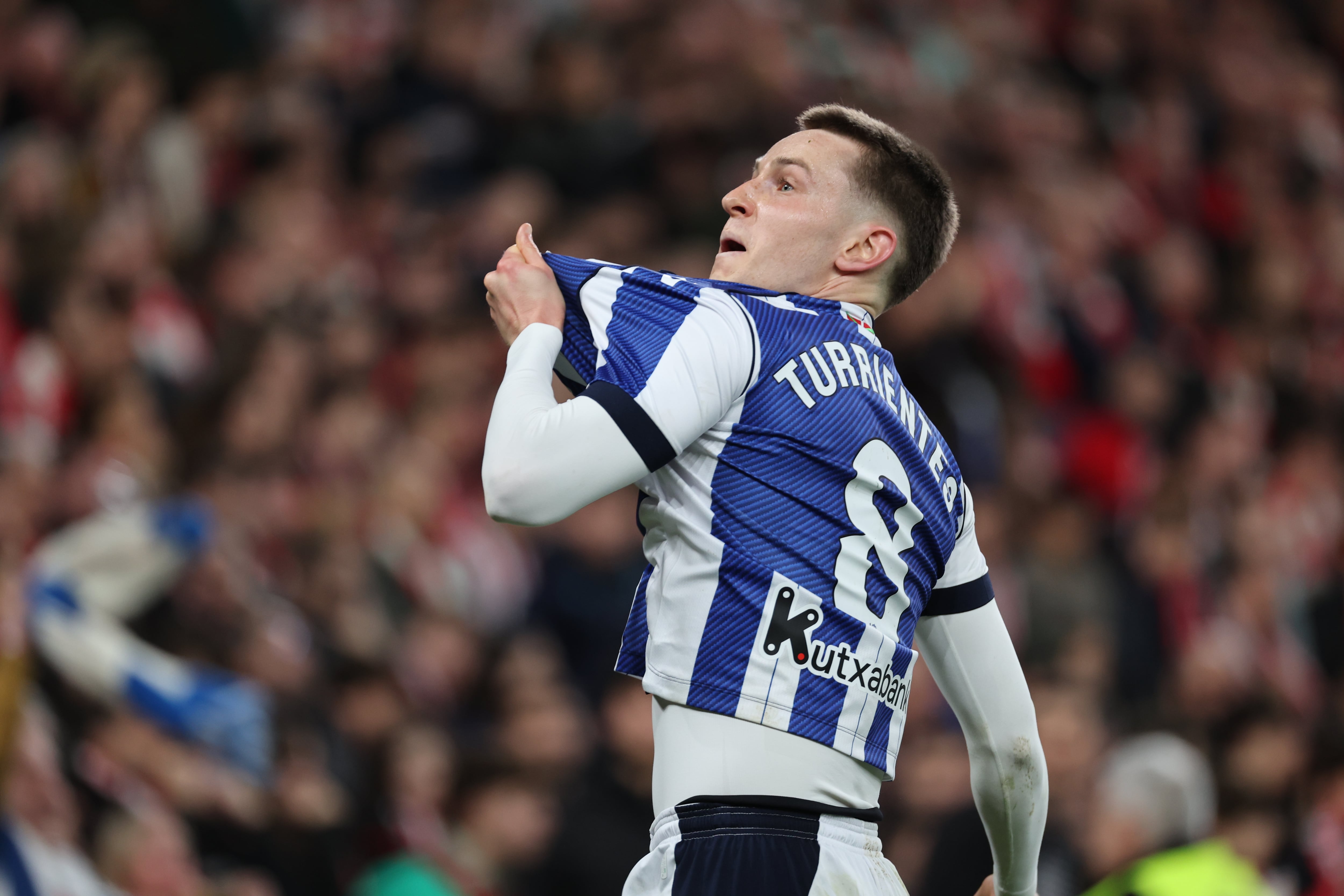 BILBAO, 11/02/2026.- El centrocampista de la Real Sociedad, Beñat Turrientes, celebra el primer gol del equipo donostiarra durante el partido de ida de la semifinales de la Copa del Rey que Athletic Club y Real Sociedad disputan este miércoles en el estadio de San Mamés, en Bilbao. EFE/ Luis Tejido