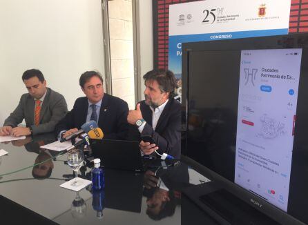 El director de GVAM, Jaime Solano (d), junto al alcalde de Cuenca y el representante de Orange, Ricardo Nieto, en la presentación