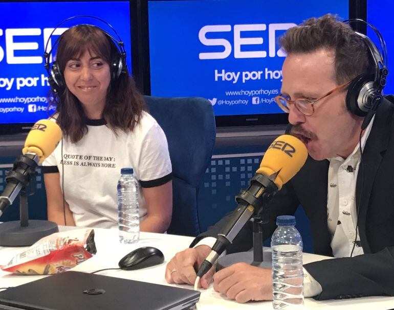Carmen Ruiz y Joaquín Reyes en los estudios de la Cadena SER.