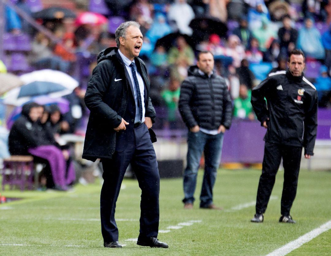 Caparrós durante el partido ante el Valladolid.