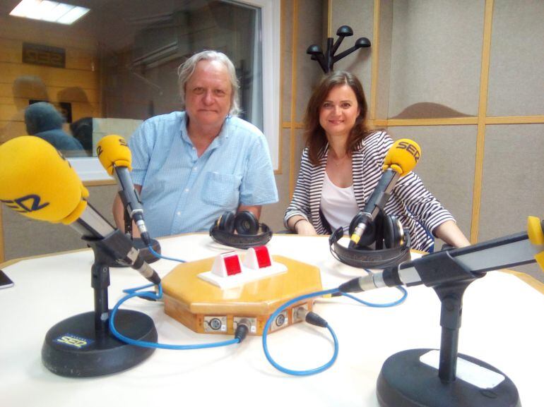 Los psicólogos Paco Revuelta y Luisa Rodríguez en el estudio de Radio Huelva.