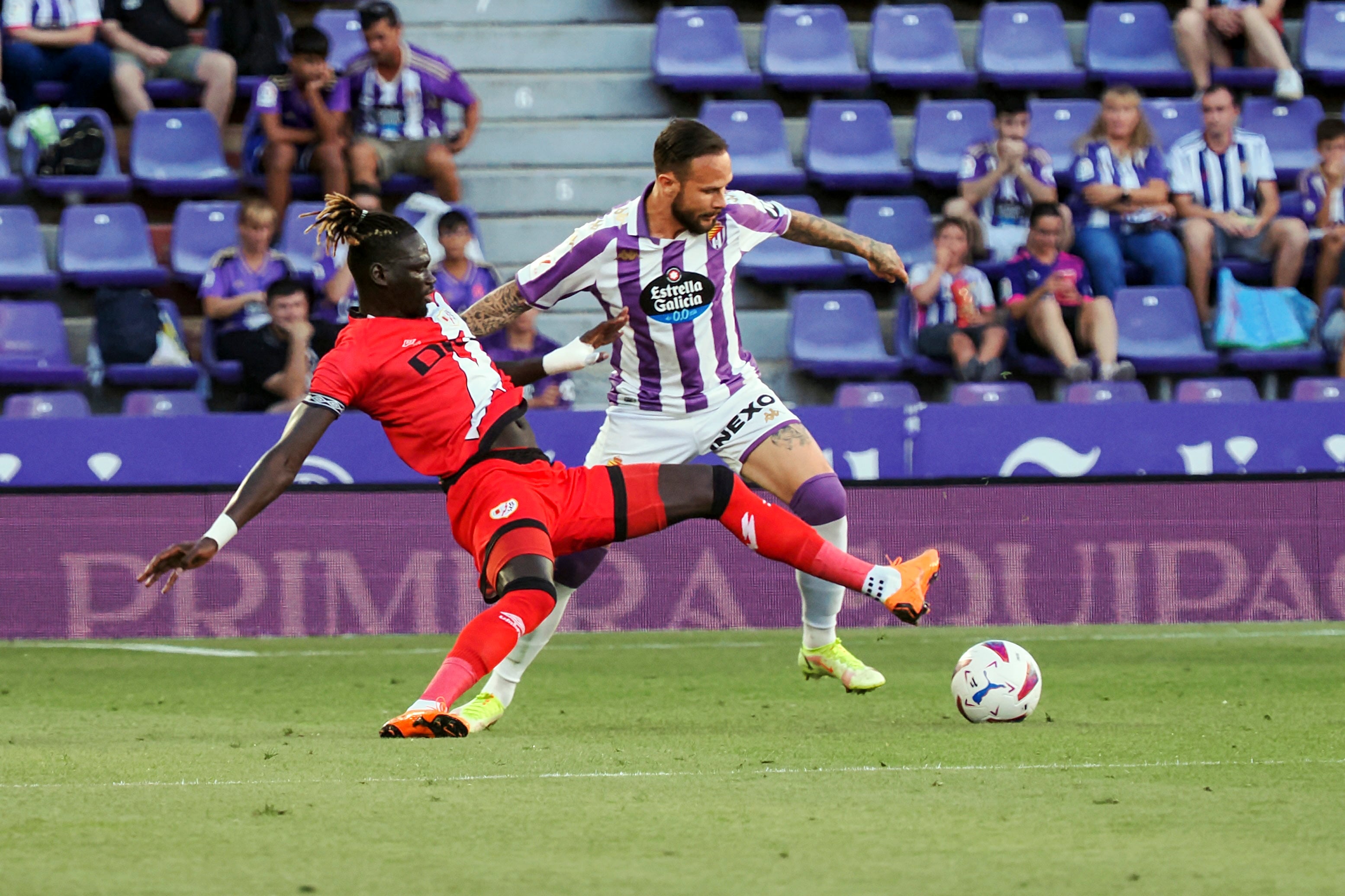 VALLADOLID (ESPAÑA), 02/08/2023.- El futbolista senegales del Rayo Vallecano Pathé Cis (i) en acción ante el Real Valladolid este miércoles, durante una nueva edición del Trofeo Ciudad de Valladolid, diez días antes del inicio del campeonato de liga en primera y segunda división. EFE/ R. Garcia
