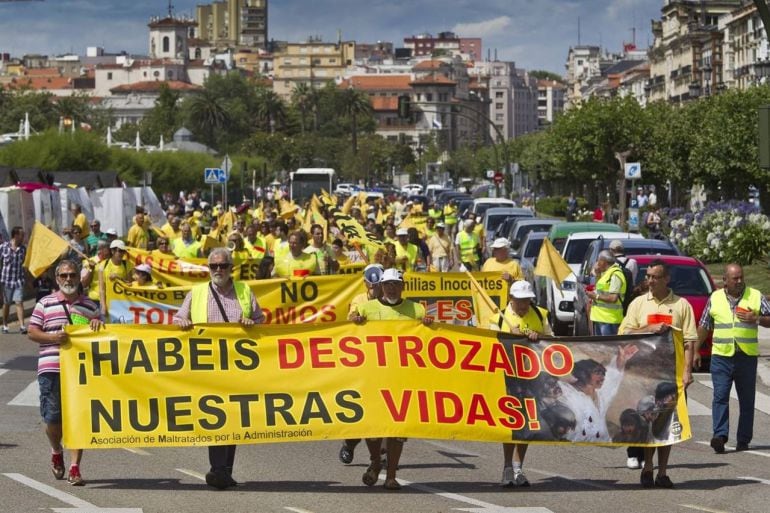 Afectados por las sentencias de derribo se manifiestan en Santander
