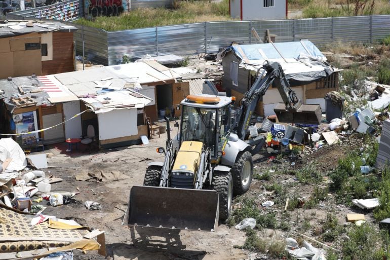 La Guàrdia Urbana desallotja amb excavadores les barraques de l&#039;assentament de les Glòries 