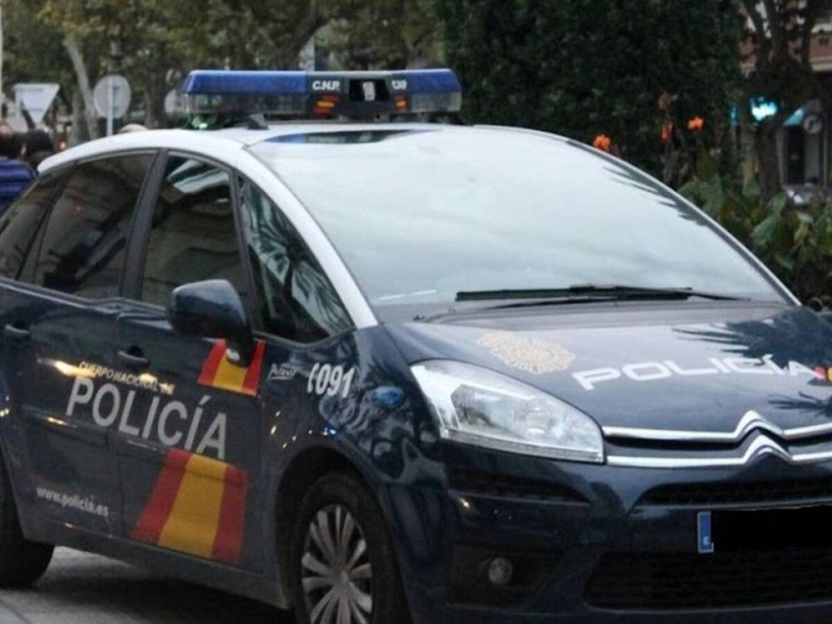 Detenido un hombre en Gandia por romper un escaparate con un patinete