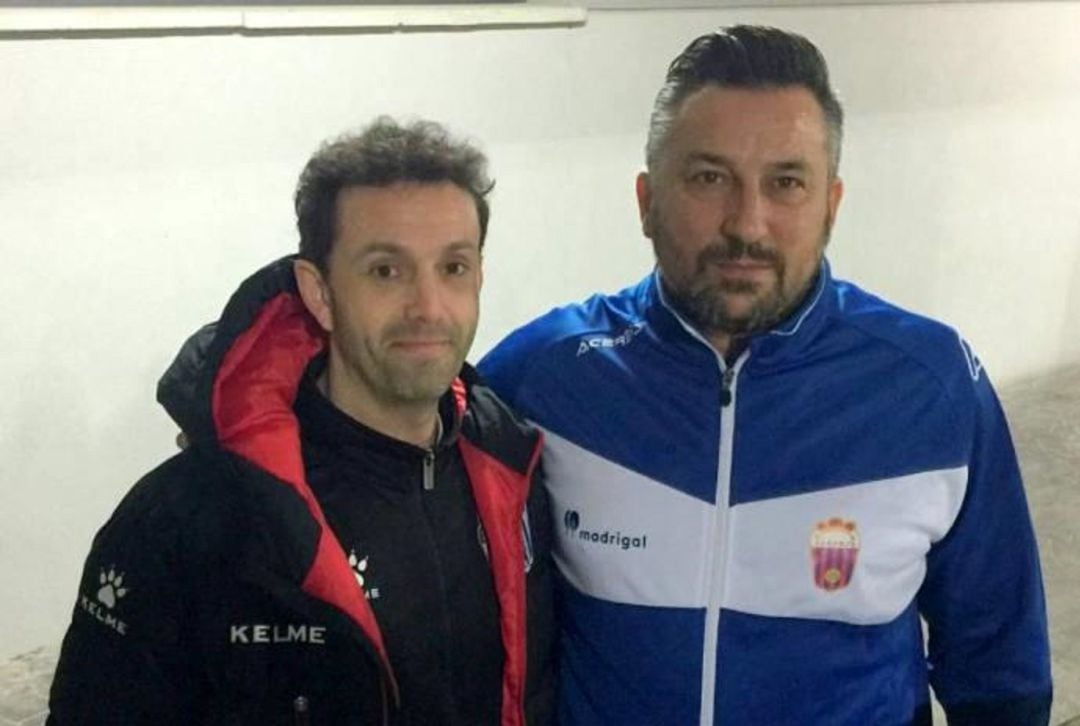 Juan Antonio Arpa (D) junto con el entrenador del Eldense &quot;B&quot;, Remi Beltrán