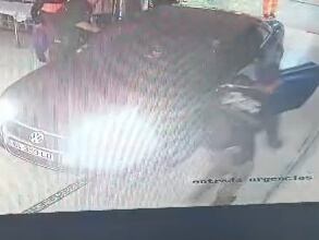 El vehículo en el interior del hospital de Vélez-Málaga