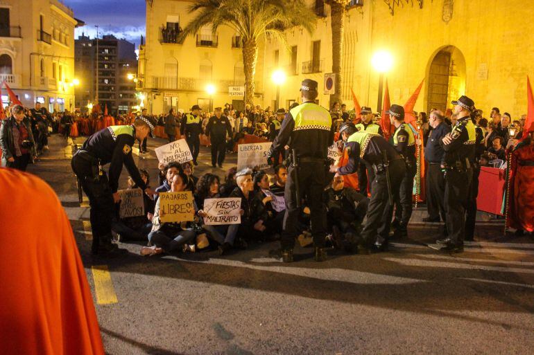 Protesta por los tordos atados en el paso de la Oración en el Huerto