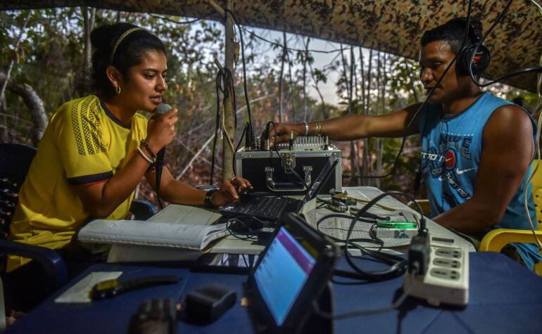 Manuela Cañaveral, guerrillera de las FARC que presenta la Voz de la Resistencia, programa de radio que se emite desde una de las zonas veredales en San Jose de Oriente, al norte del país, donde se está desmovilizando su organización.