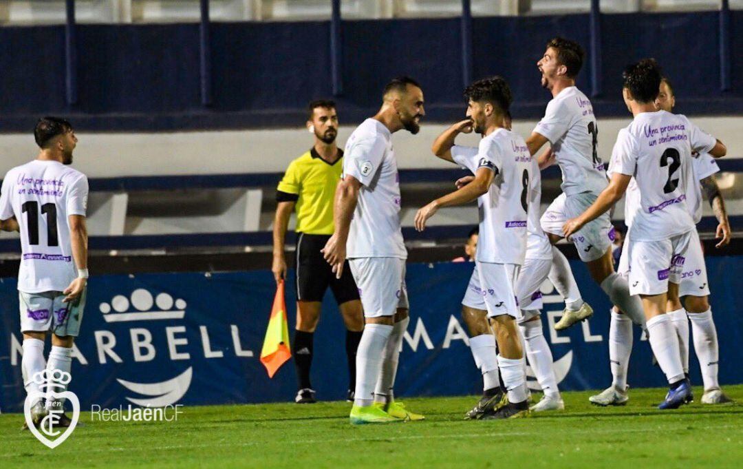 Los jugadores del Real Jaén durante un momento del partido del pasado sábado.