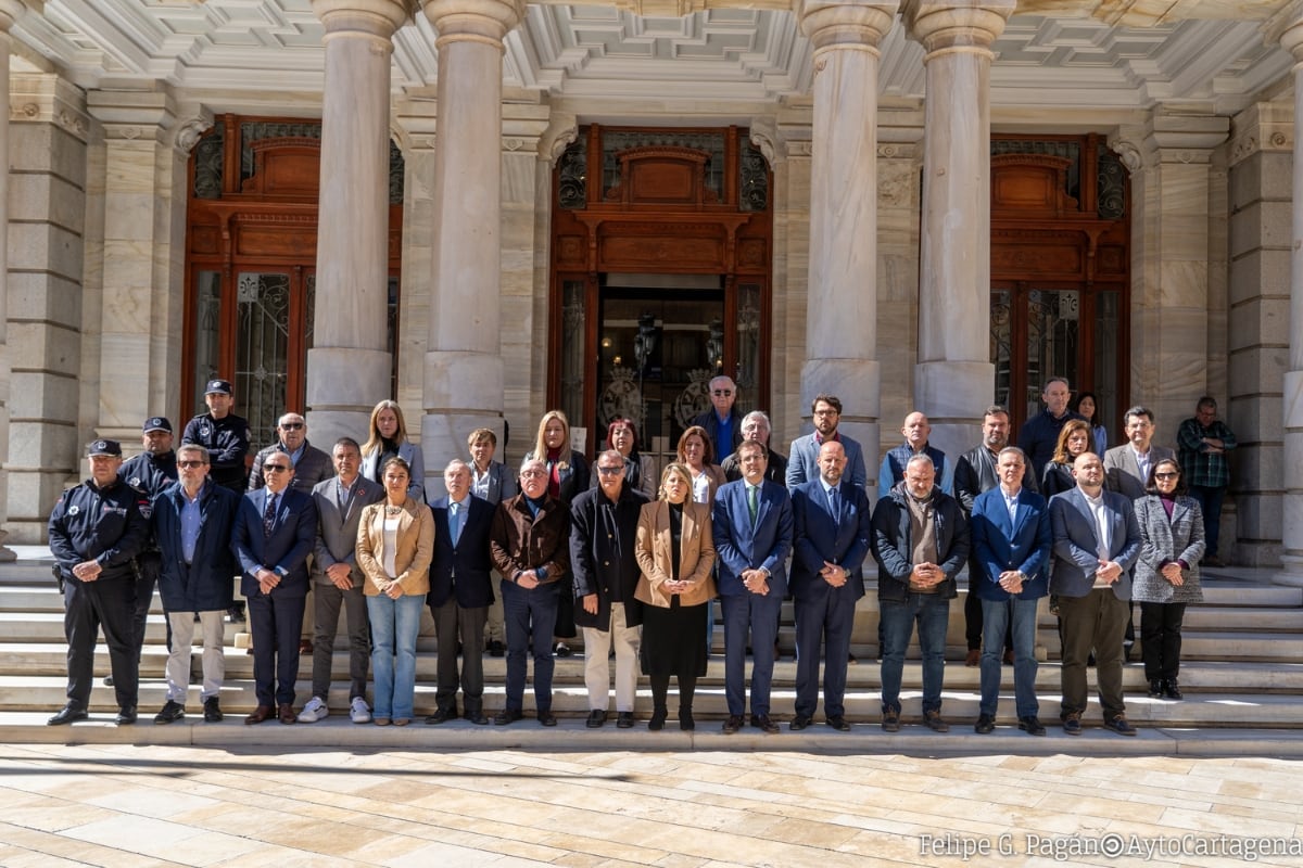 La Corporación municipal de Cartagena guarda un minuto de silencio en recuerdo de las víctimas mortales y heridos del atentado del 11-M en Madrid de 2004.