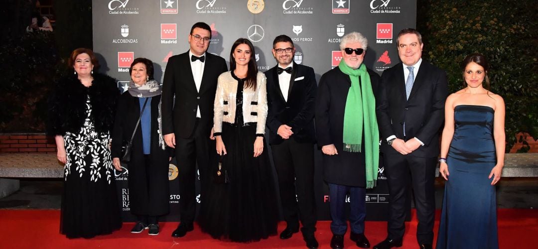 El alcalde de Alcobendas, Rafael Sánchez Acera junto a Penelope Cruz o Pedro Almodovar en los Premios Feroz