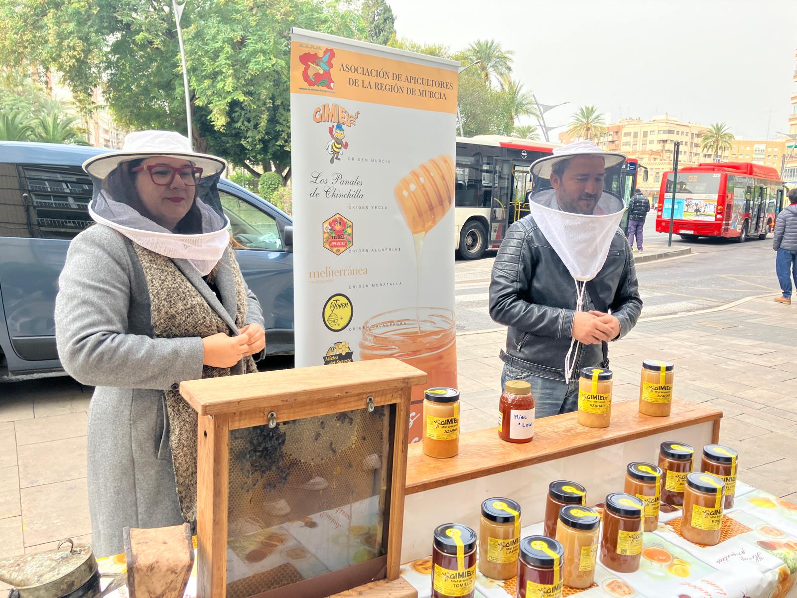 Elena Esteban y Ginés Alvarado durante la degustación de miel organizada en la plaza Circular de Murcia